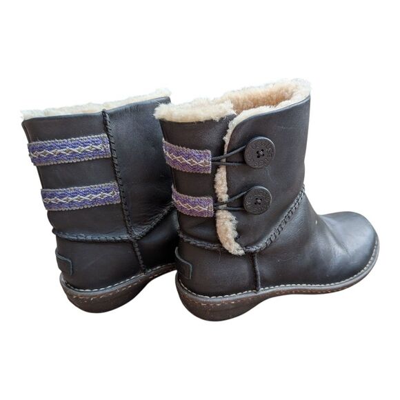 UGG Bailey Button Black Leather Boots Women's Size 9 Sheepskin Lined Purple Trim - Picture 1 of 12